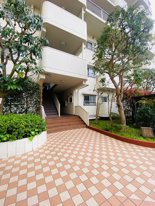 物件外観写真3　(エントランス部分)