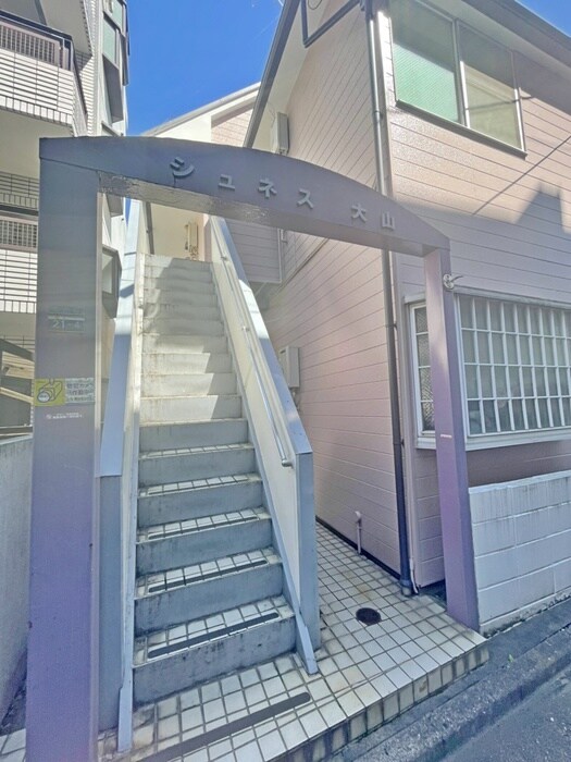 物件外観写真3　(エントランス部分)