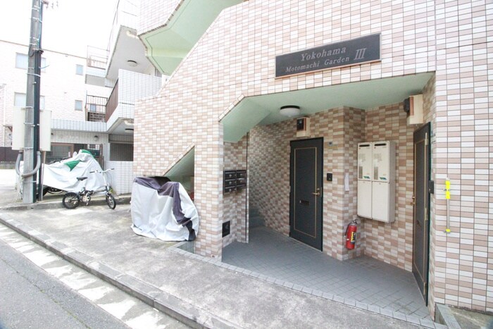 物件外観写真4　(エントランス部分)