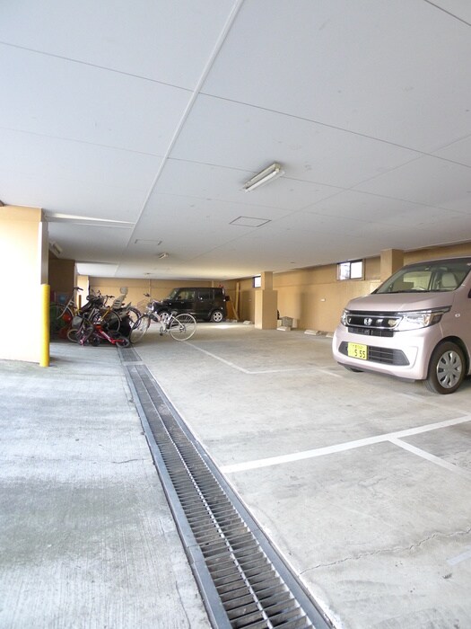 ロイヤルハウスの駐車場