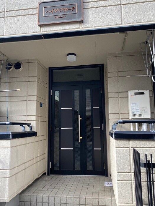 物件外観写真3　(エントランス部分)