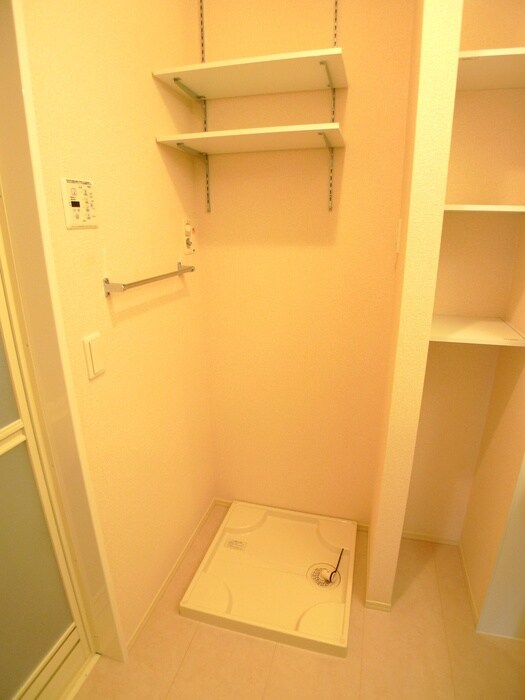 物件内観写真10　(洗濯機置場)