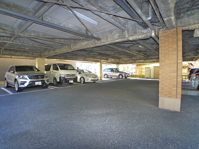 物件外観写真2　(駐車場)