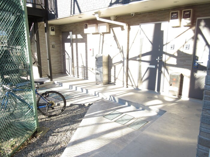 物件外観写真4　(エントランス部分)