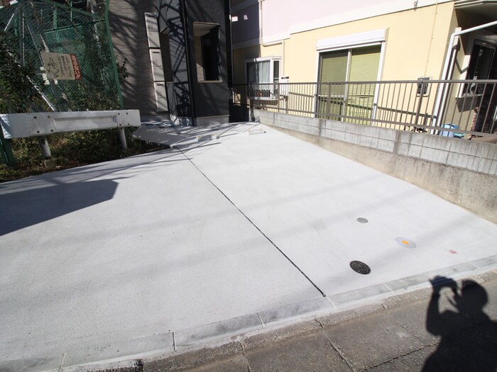 物件外観写真5　(駐車場)