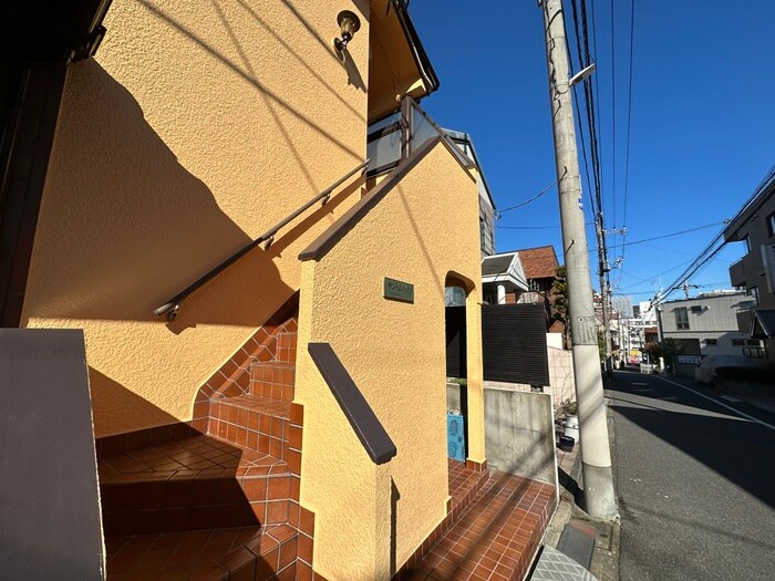 物件外観写真3　(エントランス部分)