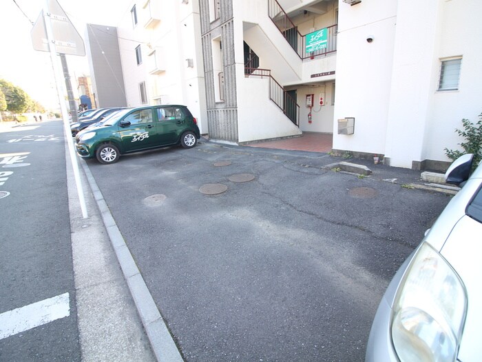 物件外観写真6　(駐車場)