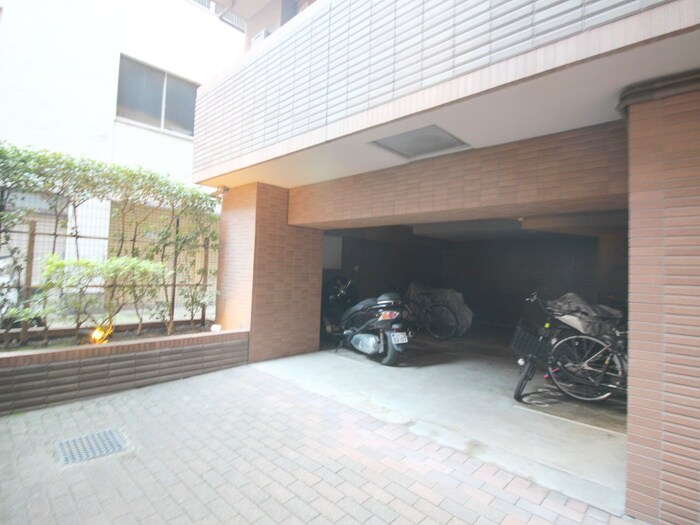 物件外観写真4　(バイク置き場)