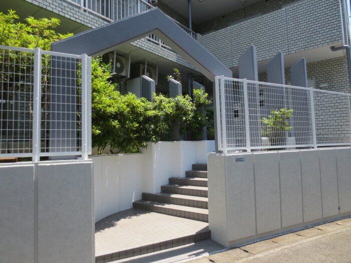 物件外観写真3　(エントランス部分)