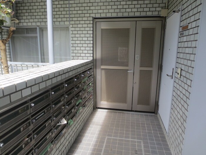 物件外観写真5　(エントランス部分)