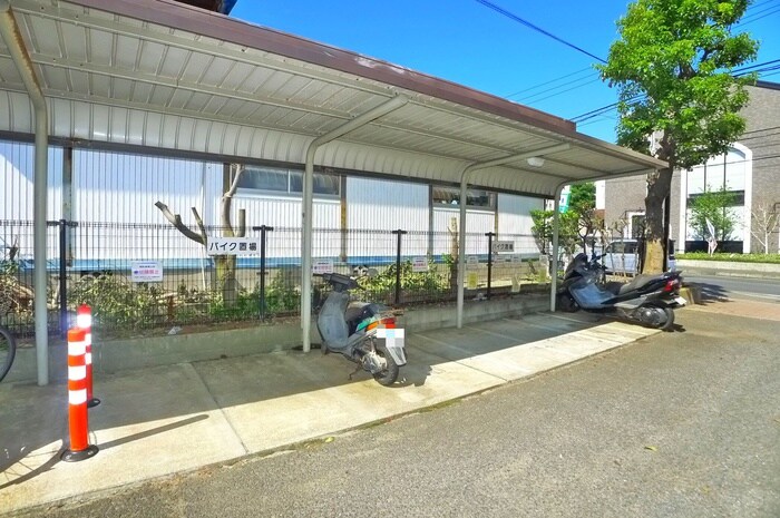 物件外観写真6　(バイク置き場)