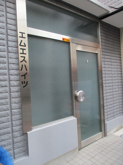 物件外観写真2　(エントランス部分)