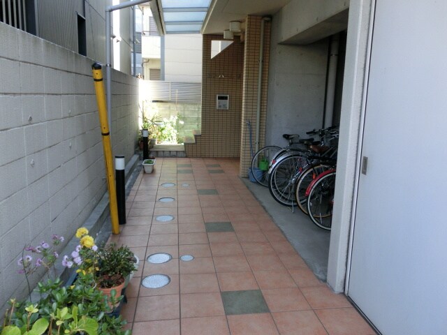 物件外観写真3　(エントランス部分)