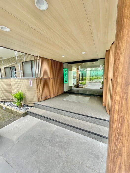 物件外観写真2　(エントランス部分)