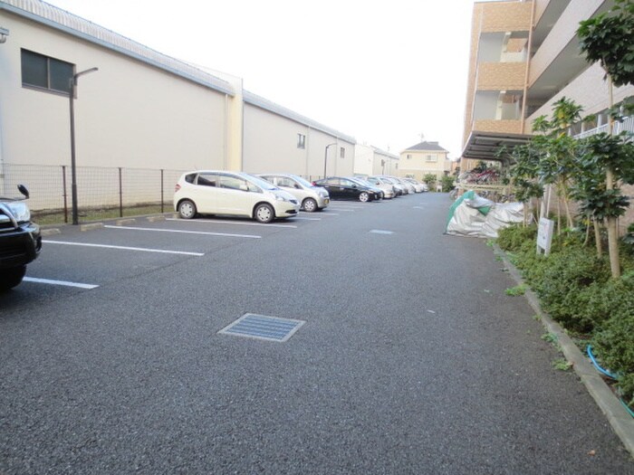 物件外観写真3　(駐車場)
