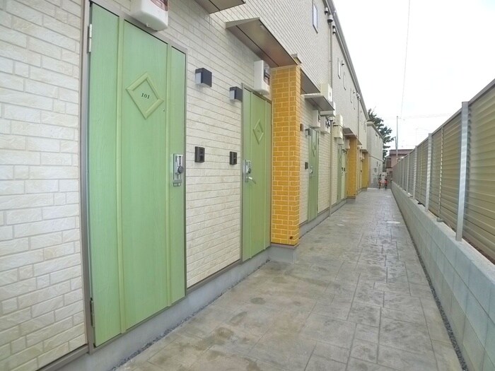 物件外観写真3　(エントランス部分)