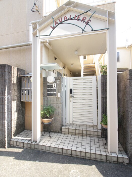 物件外観写真3　(エントランス部分)