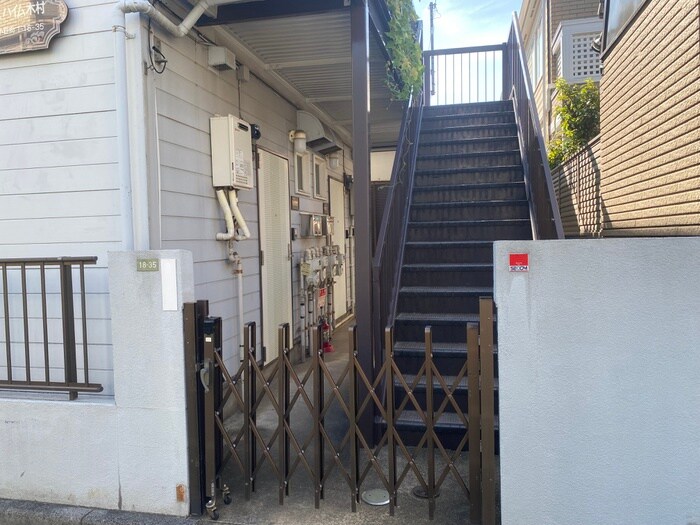 物件外観写真2　(エントランス部分)