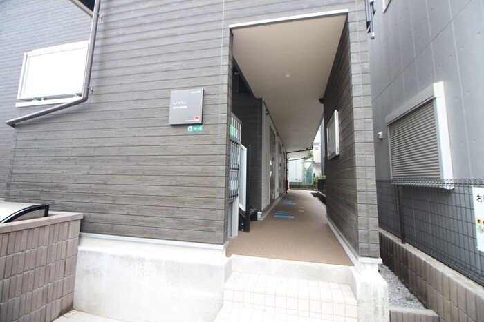 物件外観写真3　(エントランス部分)