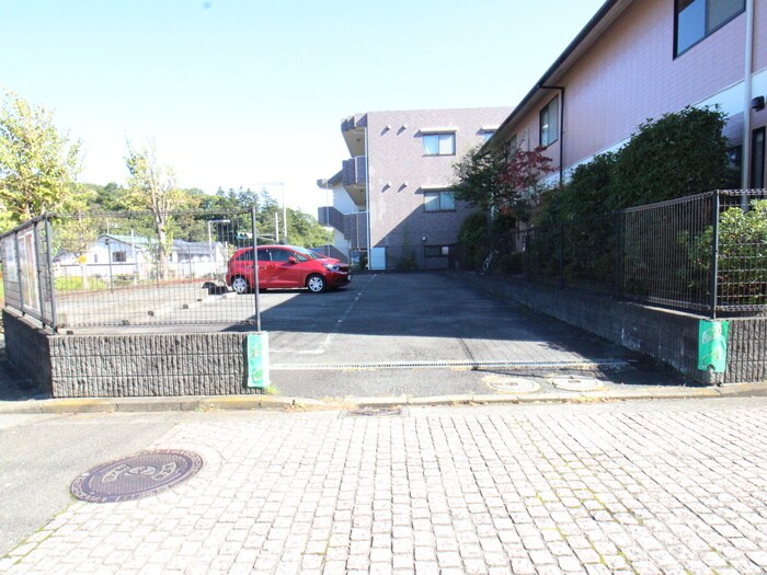 物件外観写真5　(駐車場)