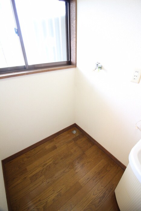 物件内観写真12　(洗濯機置場)