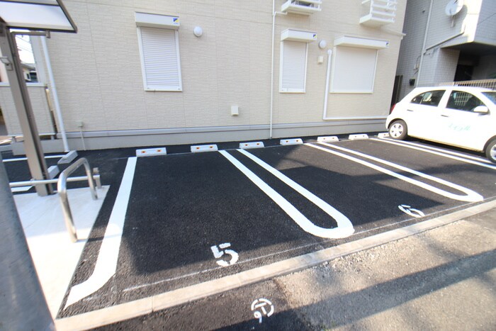 物件外観写真2　(駐車場)