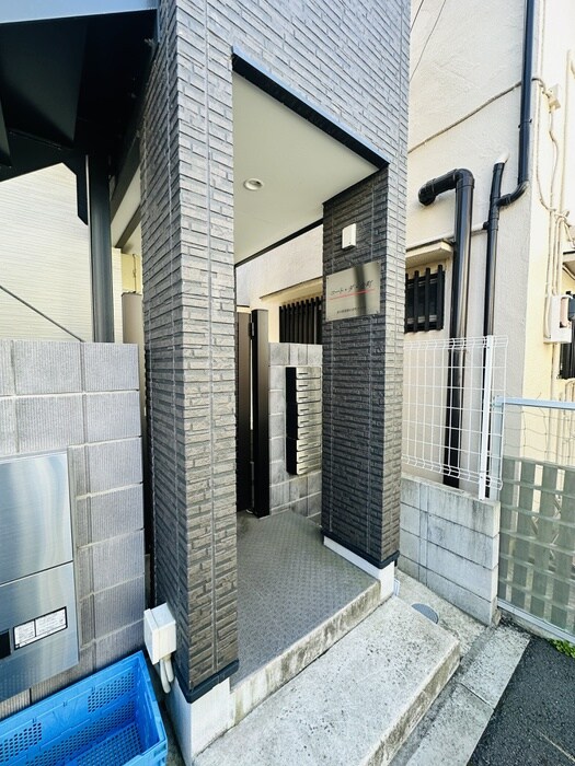 物件外観写真3　(エントランス部分)