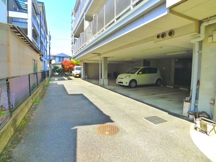 物件外観写真4　(駐車場)