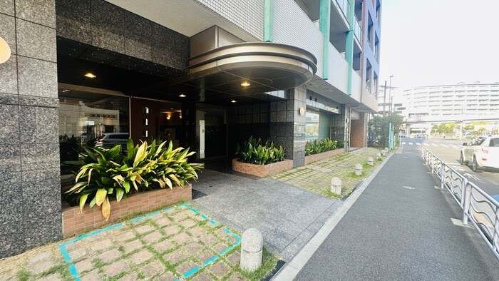 物件外観写真2　(エントランス部分)