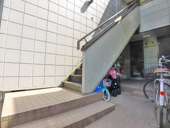 物件外観写真3　(エントランス部分)