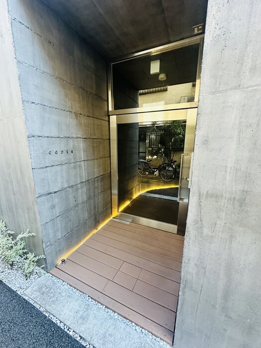 物件外観写真6　(エントランス部分)