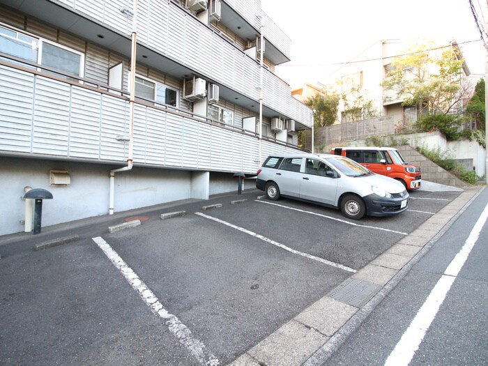 物件外観写真3　(駐車場)