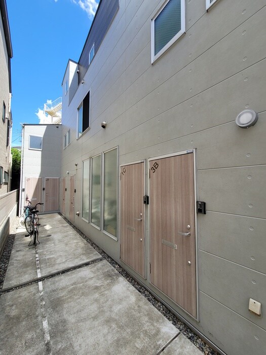 物件外観写真2　(エントランス部分)