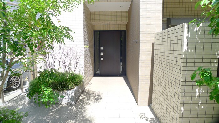 物件外観写真2　(エントランス部分)