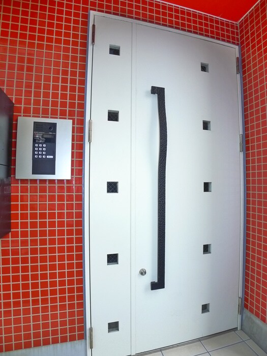物件外観写真2　(エントランス部分)