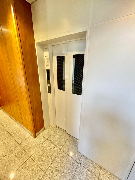 物件外観写真4　(エントランス部分)