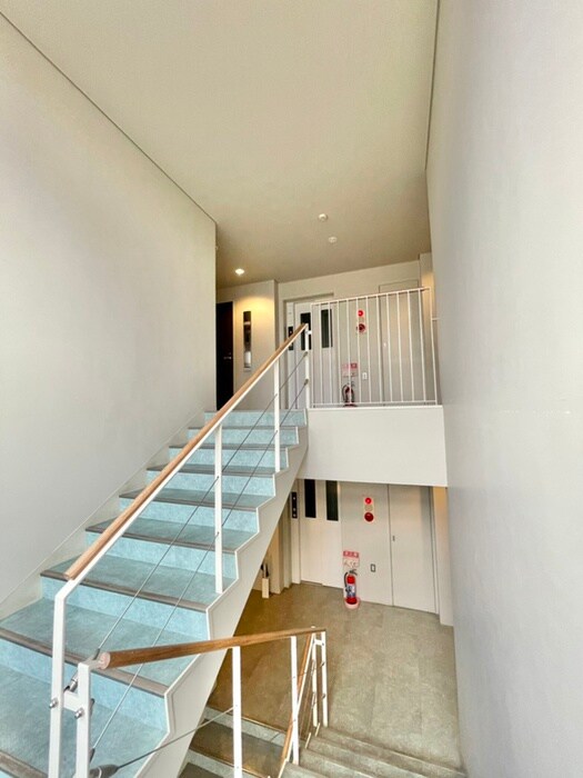 物件外観写真6　(エントランス部分)