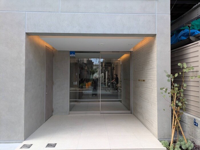 物件外観写真4　(エントランス部分)