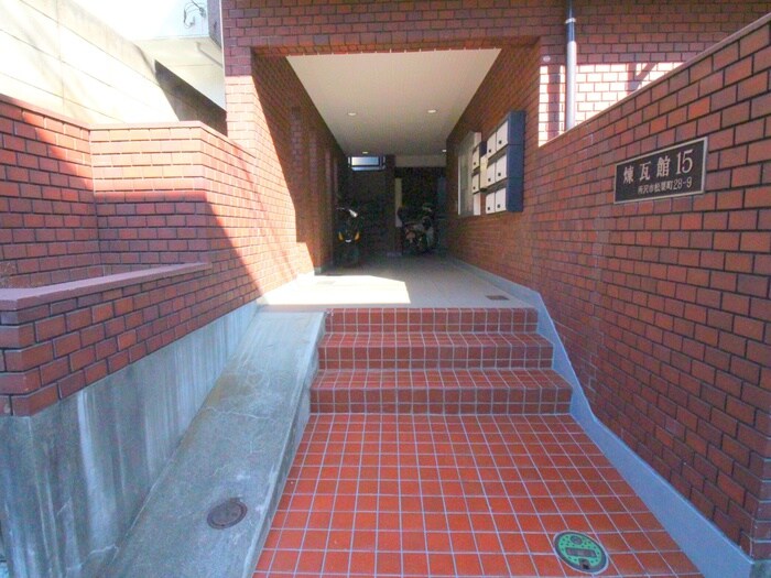 物件外観写真3　(エントランス部分)