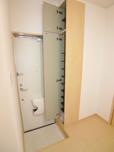 物件内観写真4　(玄関)