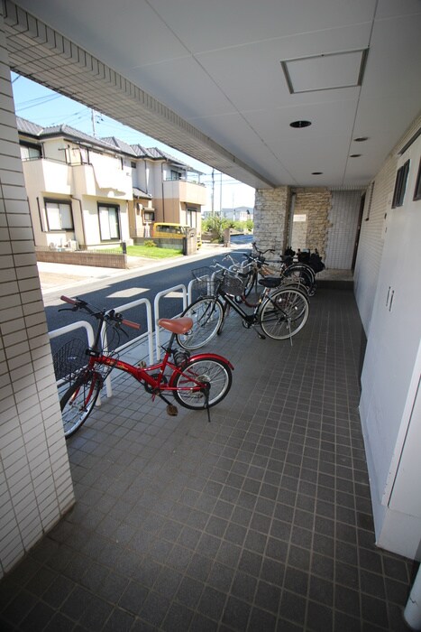 物件外観写真5　(駐輪場)