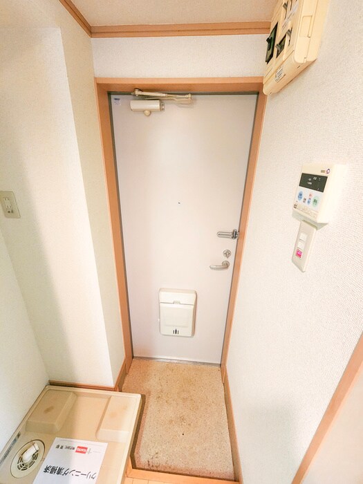 物件内観写真12　(玄関)