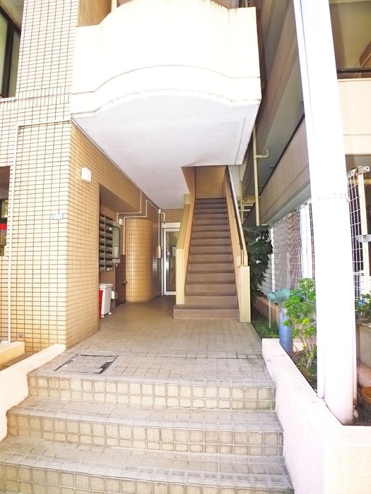 物件外観写真3　(エントランス部分)