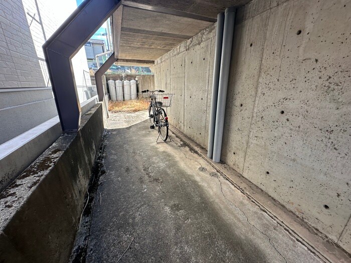 物件外観写真3　(駐輪場)