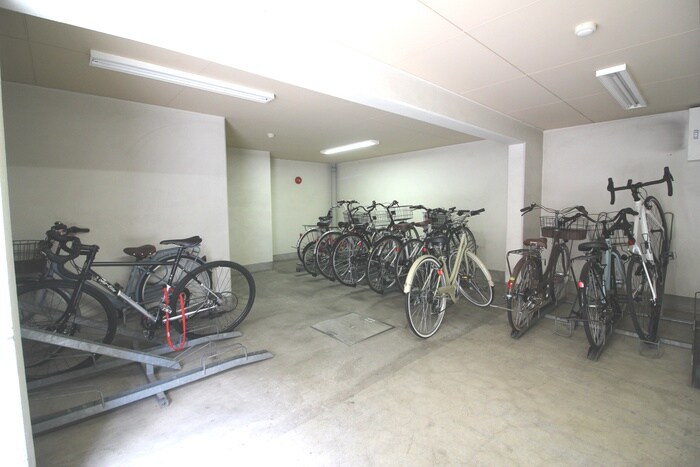 物件外観写真4　(駐輪場)