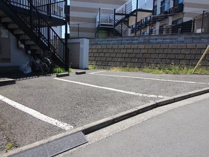 物件外観写真3　(駐車場)