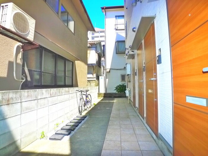 物件外観写真5　(エントランス部分)