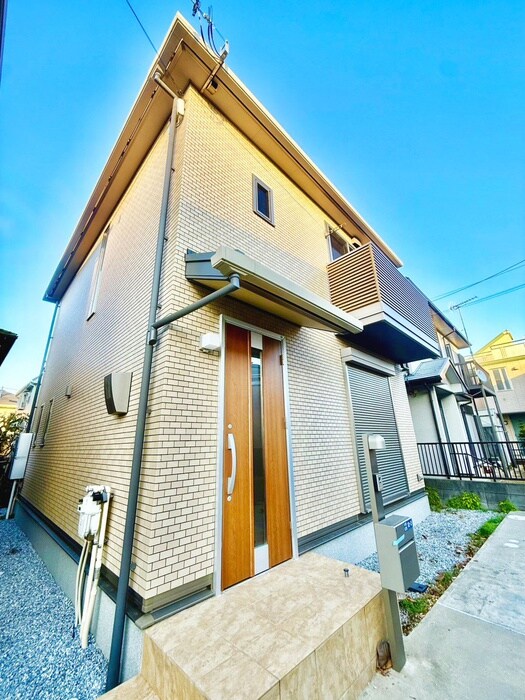 物件外観写真2　(エントランス部分)