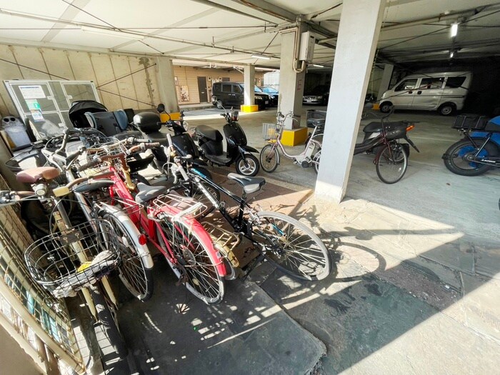 物件外観写真4　(駐輪場)