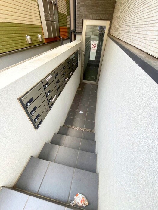 物件外観写真3　(エントランス部分)
